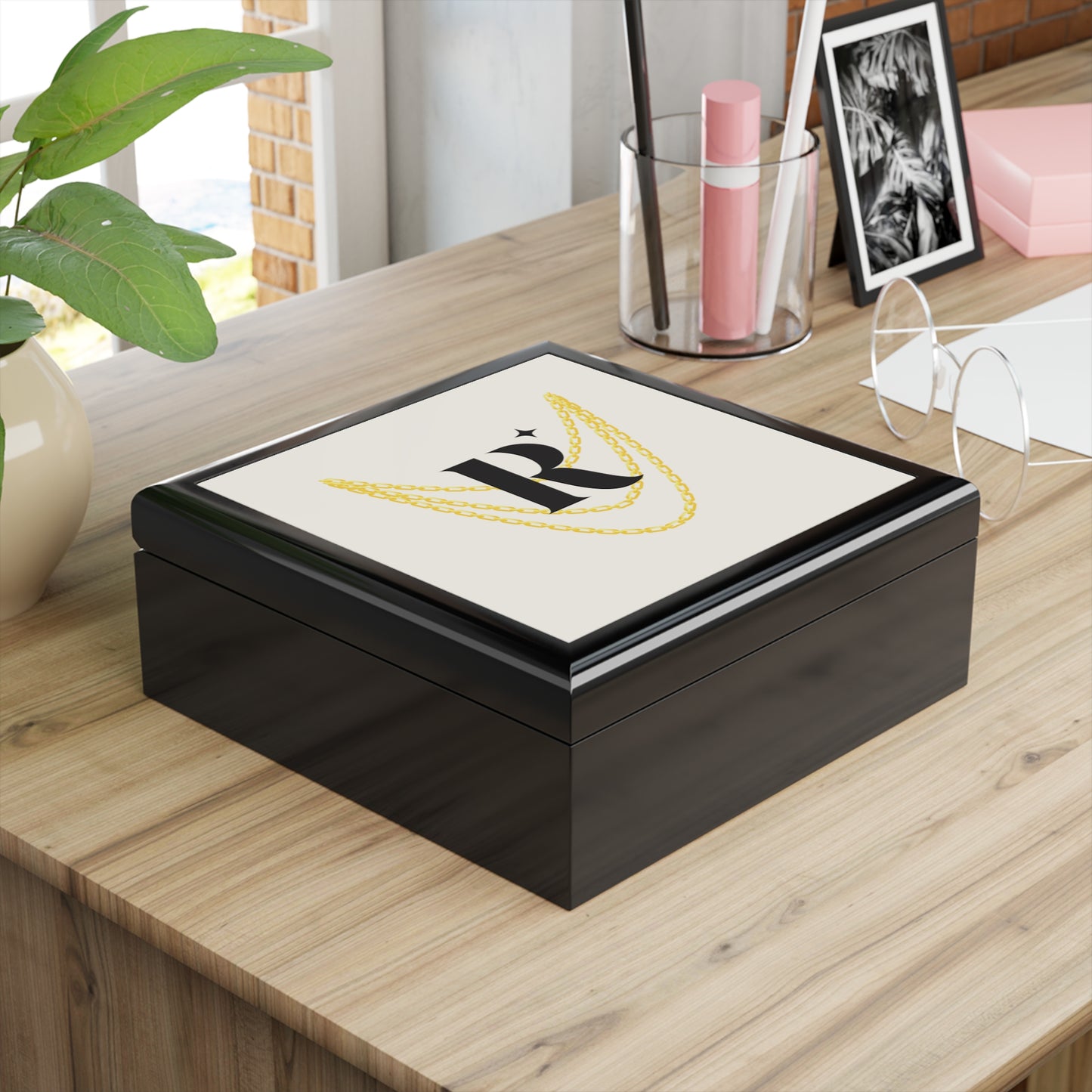 Elegant Jewelry Box with Gold Chain Design - Perfect for Gifts and Personal Use